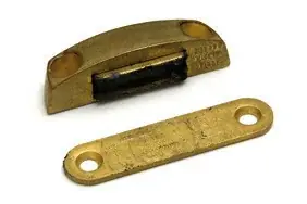 Gratis retourneren - Magneetsnapper Neptune opschroevend 4kg zamak mat vermessingd